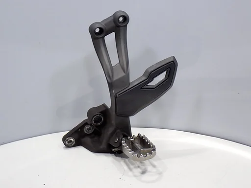 Voetsteun links voor Triumph Tiger 1200 Explorer XCA 2016 - 2017 linker schetsplaat 1200 1215 2024041
