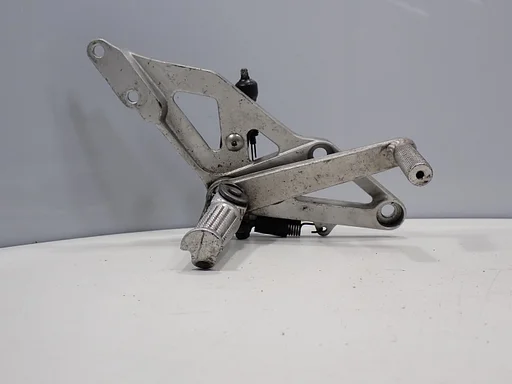 Voetsteun rechts voor de Suzuki GSX-R 750 W 1992 - 1995 rechter rechtse rempedaal schetsplaat GSXR GSX750R 1993 1994 2024027