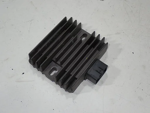 Spanningsregelaar voor de Yamaha YZF-R6 2006 2007 RJ11 YZF R6 rectifier spanningregelaar rj11 rj15 2024047