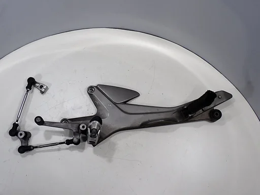 Linke Fußraste für die Honda CBF 1000 2006 - 2010 CBF1000 linke Halteplatte 2025002