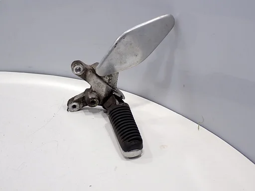 Linke Fußstütze mit Befestigungsplatte für die Yamaha YZF1000R Thunderace 1996 – 2001 – NR1, 2025006