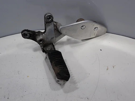 Linke Fußstütze mit Befestigungsplatte für die Yamaha YZF1000R Thunderace 1996 – 2001 – NR2 2025006