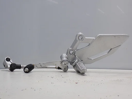 Kawasaki Ninja 300 2013 - 2017 Fußraste links Halteplatte Schalthebel ZX300