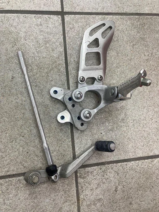 Voetsteun links Suzuki GSXR 600 750 L1 L5 2011 2015 GSX-R