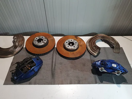 voorste set brembo remtangen van bmw g20 330e