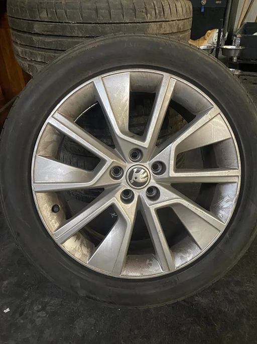 SKODA KAROQ BAND MET VELG