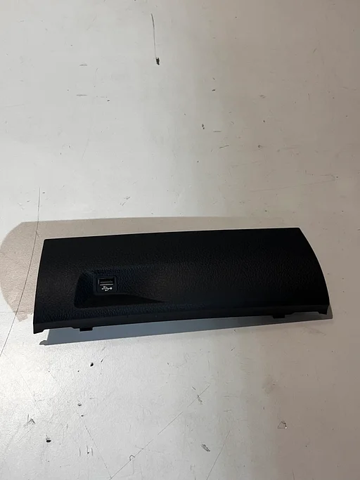 BMW F36 AFDEKPLAAT USB DASHBOARD - 173975-10