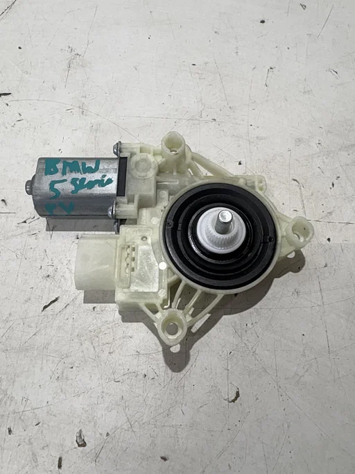 BMW 5 SERIE (G90/G60) RAAMMOTOR RECHTS VOOR 5A28AC4