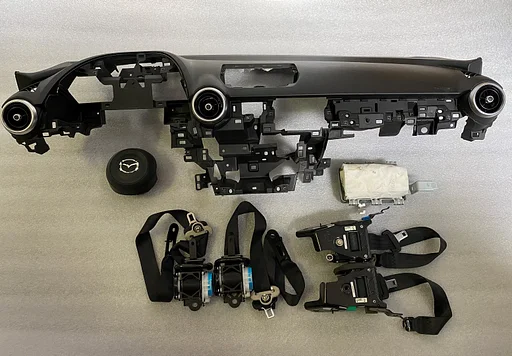 Mazda 2 airbag set model 2015-2018 stuur airbag  passagier airbag   gordel voor achter   dashboard
