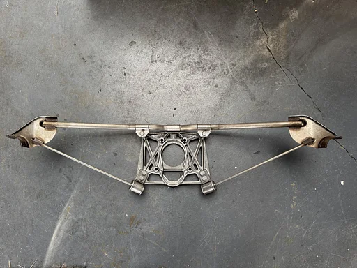 981.111.273.01. Uitlaatbeugel