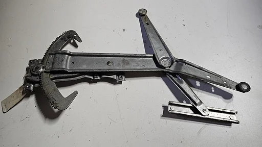 Raammechaniek hand rechtsvoor  BMW 3-serie E30 sedan touring coupe51321932394 1932394