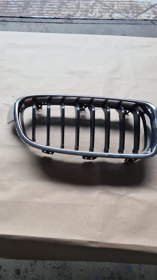 NiergGrille rechts met chroomraam en zwarte strepen BMW3 serie F30 F31 + LCi 51137307764 7307764