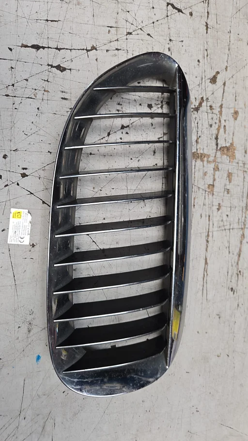 Nier Grille rechts met chroom raam en chroom strepen BMW 6 serie E63 E64 + LCi 51137077936 7077936 51137077932 7077932