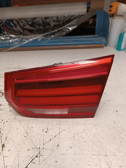 Achterlicht rechts binnen op klep BMW 3 Serie F30 F31 F80 LCi 63217369120 7369120