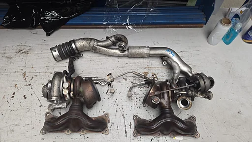 Turbo set met spruitstukken N54 BMW 1 / 3 serie E82 E88 E90 E91 E92 E93 11657556552 7556552 11657593015 7593015 11657593017 7593017 49131-07031 49131-07051