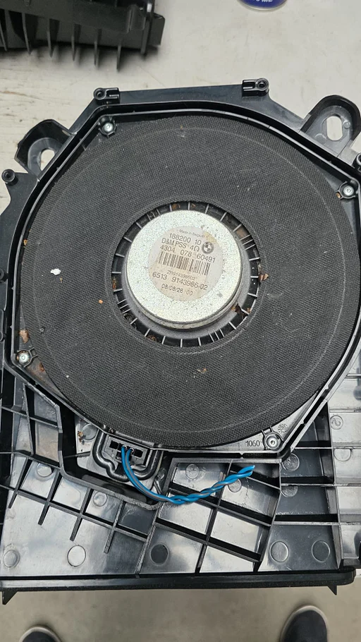 Central Bass speaker rechts BMW 1 / 3 serie E87 E88 E90 E91 E92 65139143986 9143986