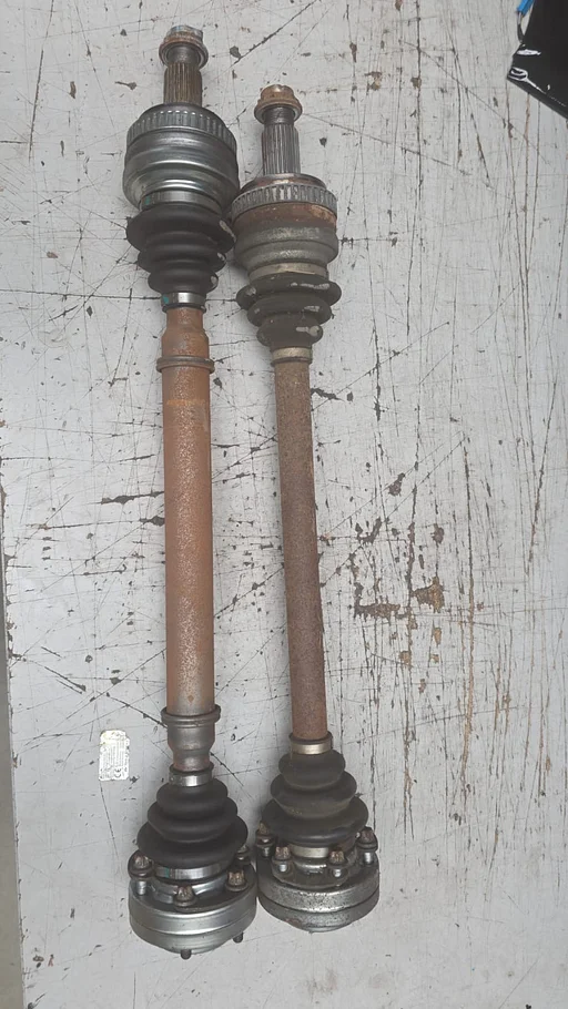 Aandrijfas set links en rechts N43 N45 N46 N47 BMW 1 / 3 / Z4 serie E8x E9x + LCi 33217547070 7547070 33217523960 7523960 33217547073 7547073 33217523959 7523959