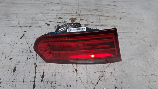 Achterlicht links op klep BMW 3 Serie F30 F31 F80 63217371111 7371111 63217372793 7372793