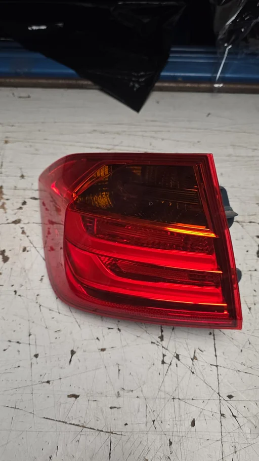 Achterlicht links op scherm BMW 3 serie F30 F80 7259893 63217312845 7312845 63217372783 7372783