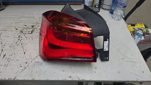 Achterlicht op zijpaneel links BMW 1 serie F20 F21 LCi 63217359017 7359017