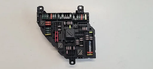 Zekeringkast achterzijde BMW 5 / 6 / 7 serie  F01 F02 F03 F04 F06 F07 F10 F11