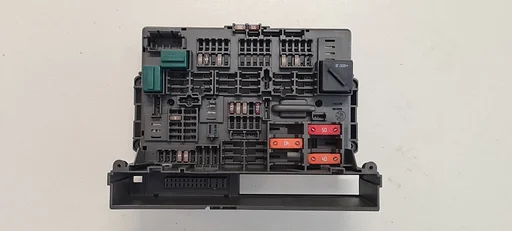 Zekeringkast voorzijde BMW 1 / 3  serie X1 E84 E81 E87 E88 E82 E90 E91 E92 E93