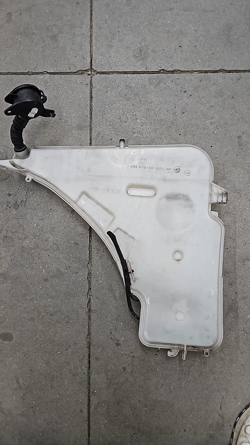 Ruitensproeier reservoir / Sproeiertank BMW 3 serie F30 61667241672 7241672 7241671