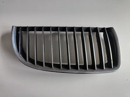 Nier Grille rechts met chroomraam en chroom strepen BMW E90 E91 7120010