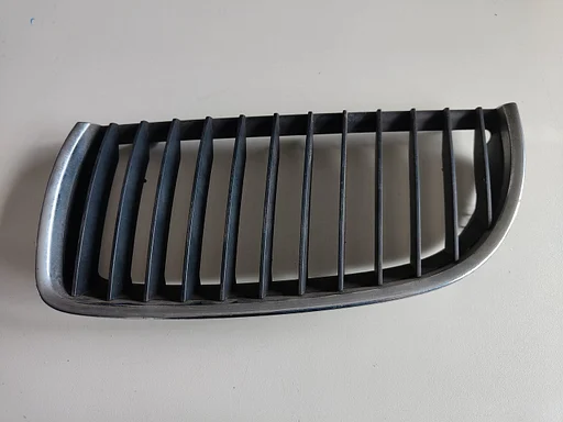 Nier Grille links met chroomraam en zwarte strepen BMW E90 E91 7120007