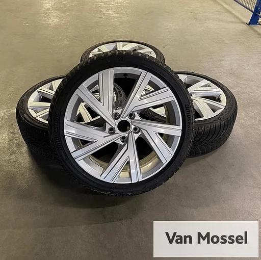 VW Golf 8 Bridgestone Blizzak LM005 225/40/R18 92V