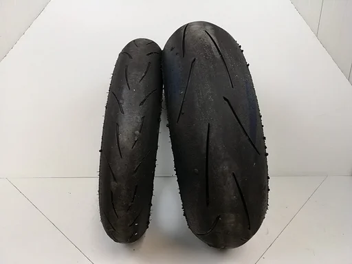 Gebruikte circuitbanden Metzeler Racetek RR 120/70/ZR17 / 200/55/ZR17