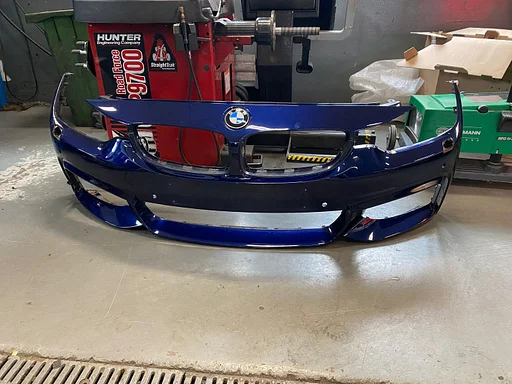 BMW 4-serie F32 (LCI) / F33 (LCI) / F36 (LCI) M-sport voorbumper TANSANITBLAU METALLIC (X10)