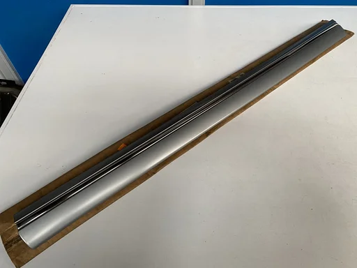 NEU NOS Zierleiste Fahrertür rechts Atlasgrau für Mercedes-Benz W210 E-Klasse