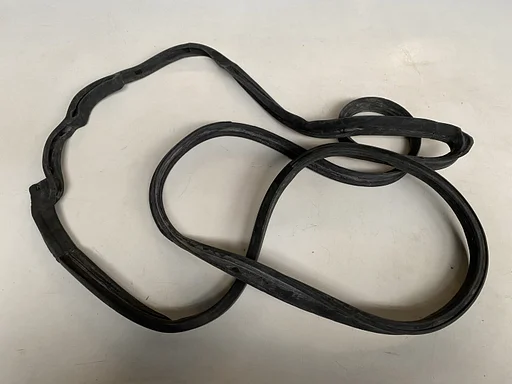 NOS deurrubber rechtsachter voor Mercedes-Benz W123