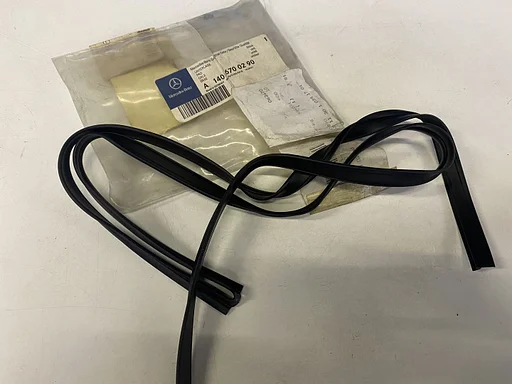 NOS rubber sierlijst achterraam rechts Mercedes-Benz W140