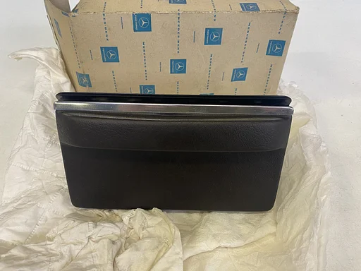 NOS asbak donkerrood Mercedes-Benz W114 W115 /8 1e serie