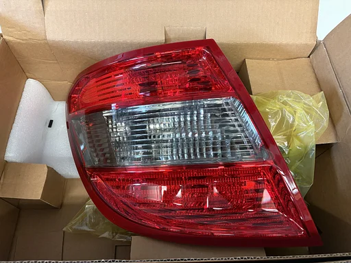 Nieuw achterlicht links voor Mercedes-Benz W204 station S204