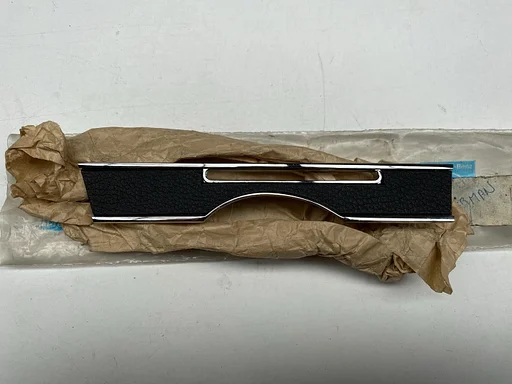 NOS sierlijst dashboard links voor Mercedes-Benz R107 W107