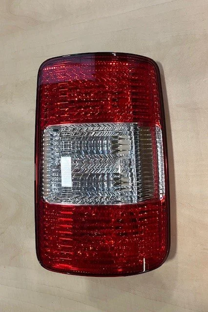 Volkswagen Caddy (9/03-9/10) Achterlicht Rechts (bij achterklep) OES! 2K0945096N RESTPARTIJ!
