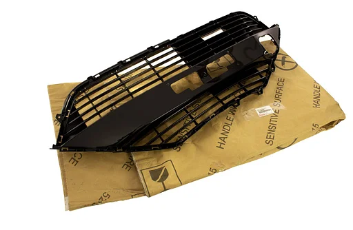 Toyota Aygo (6/18-) (B40) voorbumperdeel onder grille (bij ml) glanszwart Origineel! 531120H900