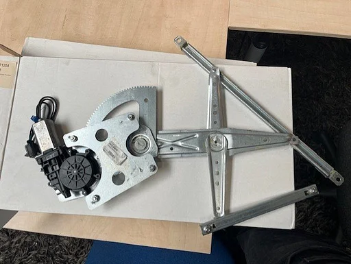 Daihatsu Terios (5/06-) Terios raammechaniek Rechts achter (elb. inc. motor) (zonder comfortfunctie) OES! DAI71371204