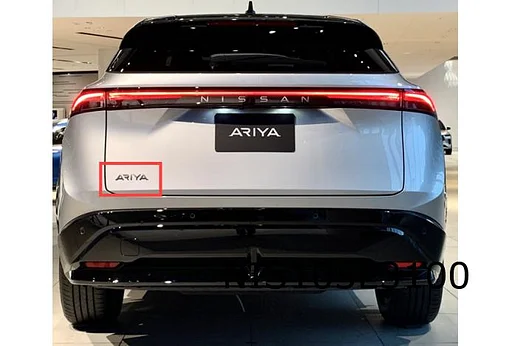 Nissan Ariya (7/22-) embleem logo "Ariya" achterzijde Origineel! 908925MP0A