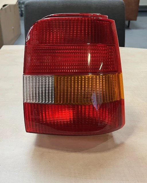 Ford Fiesta (4/89-10/96) achterlicht Rechts OES! FK2105R Oldtimer RESTPARTIJ!