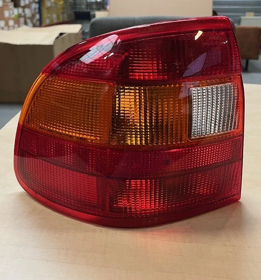 Opel Astra F (-9/94) achterlicht Links (oranje/rood) (Cabrio/Sedan) OES! OEA2106L Oldtimer RESTPARTIJ!