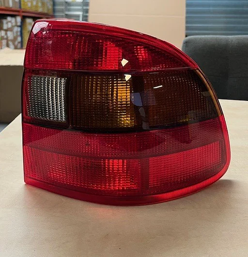Opel Astra F (9/94-2/98) achterlicht Rechts (rood) (Cabrio/Sedan) MQ+ OEB2106R Oldtimer RESTPARTIJ!