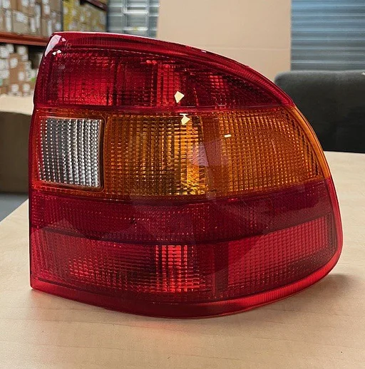Opel Astra F (-9/94) achterlicht Rechts (oranje/rood) (Cabrio/Sedan) OES! OEA2106R Oldtimer RESTPARTIJ!