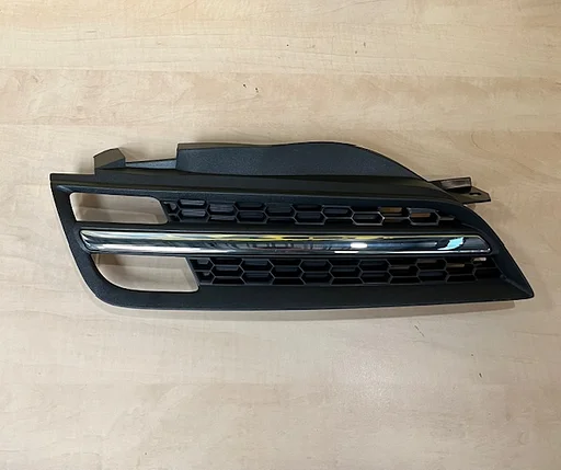 Nissan Micra (K12) (2/03-12/11) voorbumper grille Rechts MQ+ 4765715004 RESTPARTIJ!