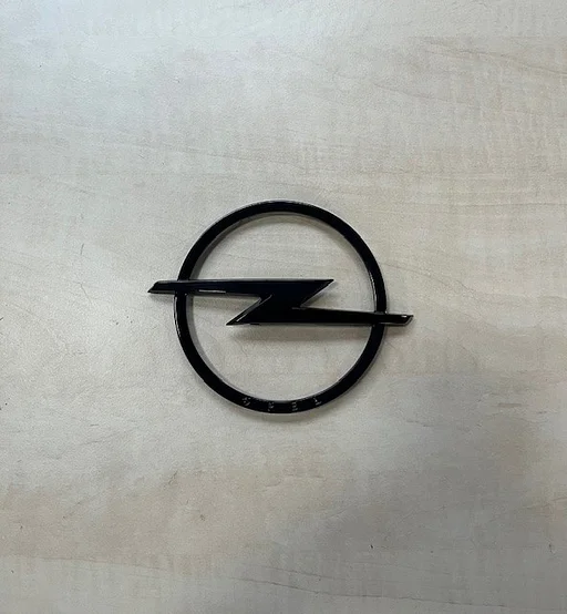 Opel Astra L (1/22-) (O5) embleem logo ''Opel'' voorzijde (versie sport) Origineel! 98415205XK RESTPARTIJ!