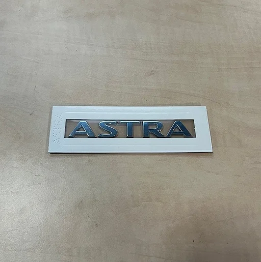 Opel Astra K (Sports Tourer) (10/15-10/19 embleem tekst ''Astra'' achterzijde Origineel! 13315549 RESTPARTIJ!