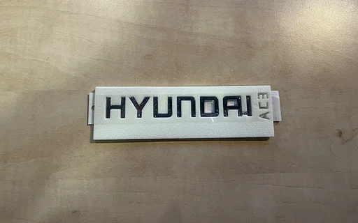 Hyundai i10 (3/20-6/23) embleem tekst ''Hyundai'' achterzijde Origineel! 86311K7000 RESTPARTIJ!